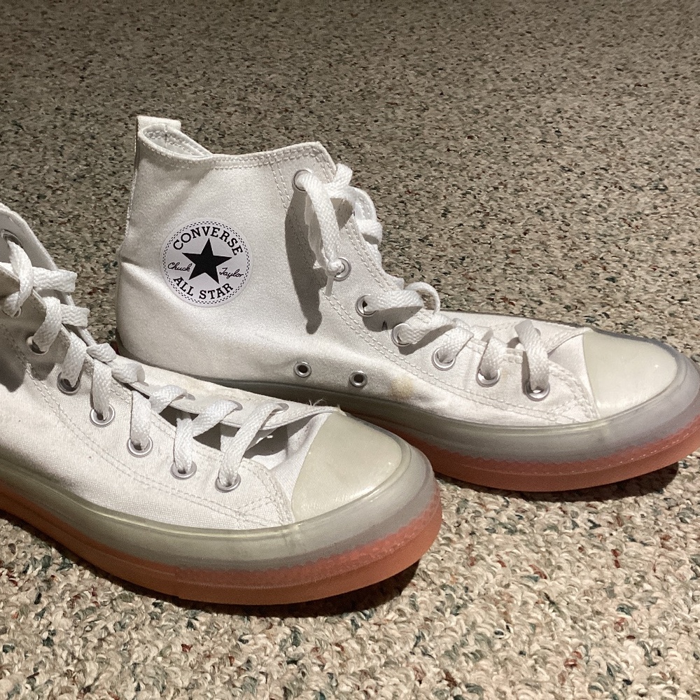 Mens white high top Converse All Stars size 10.